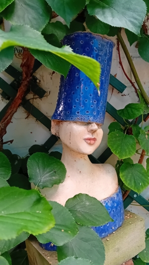 Marianne Ouwendijk - Cato (Hoge blauwe hoed)(Keramiek)